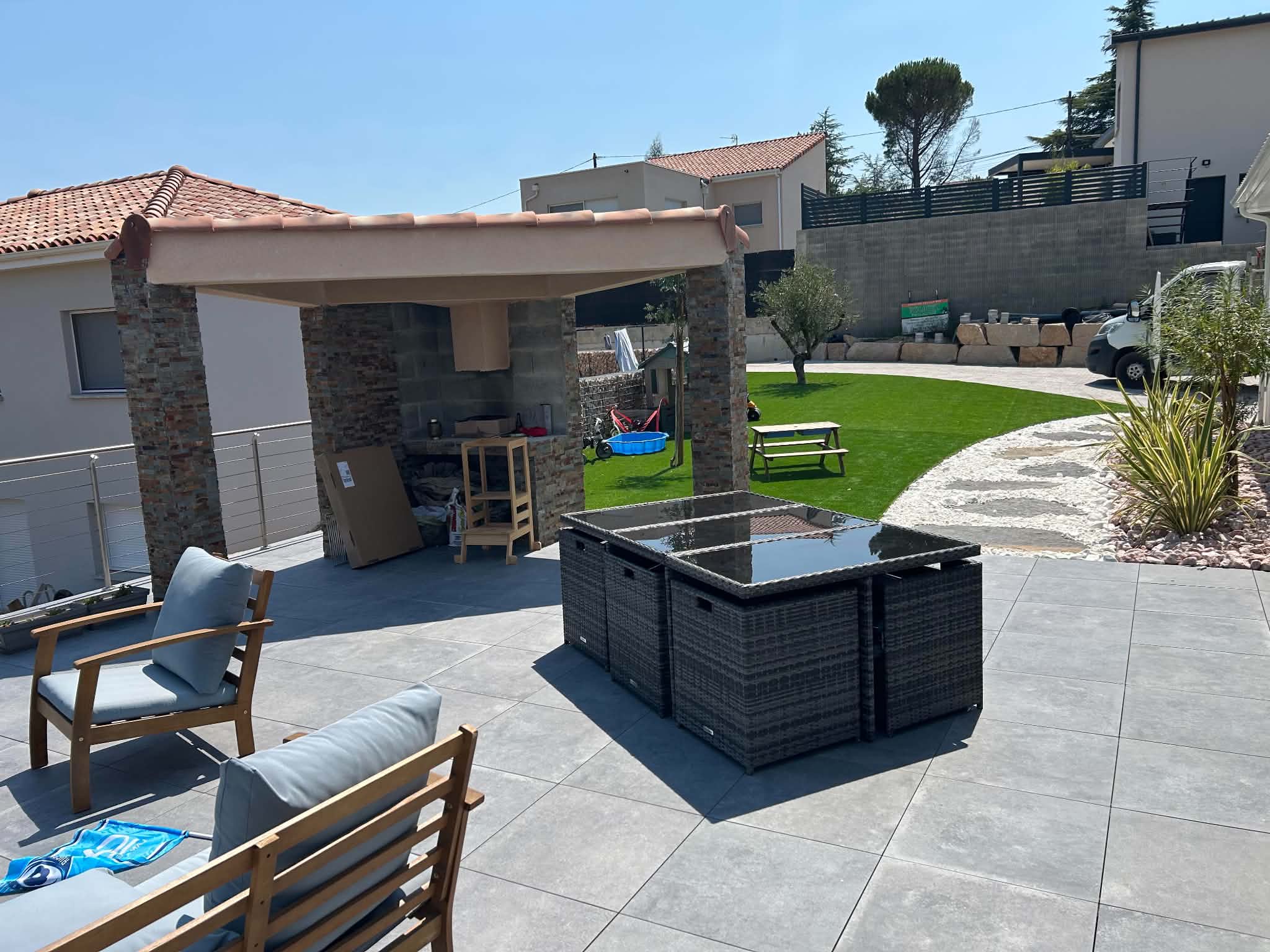 Terrasse carrelée avec pergola