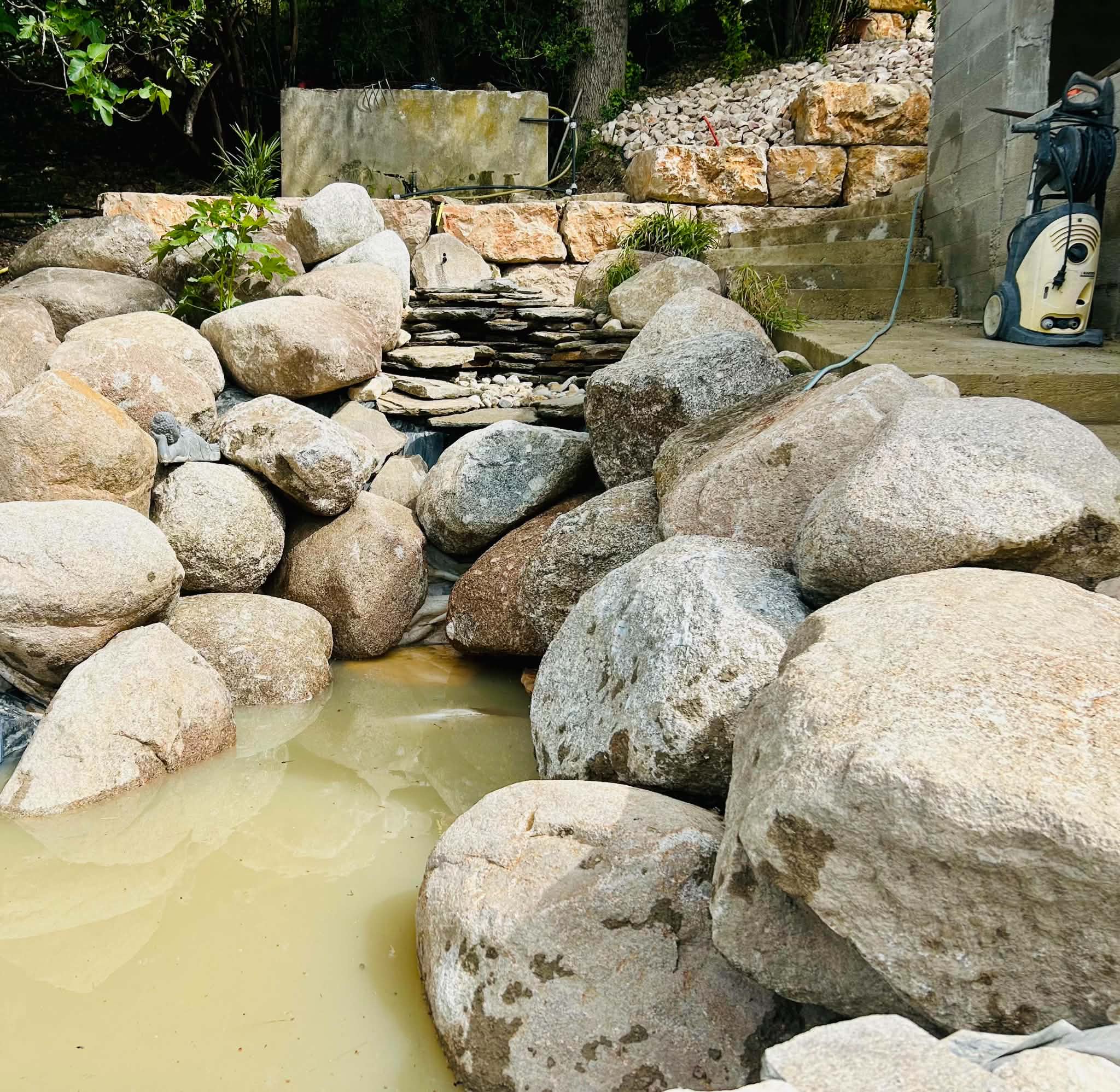 Bassin et rocaille en pierre naturelle