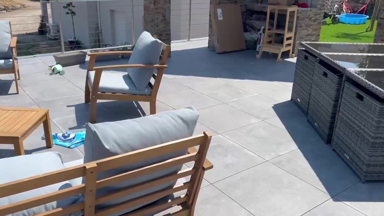 Réalisation d'une terrasse, jardinière et allée