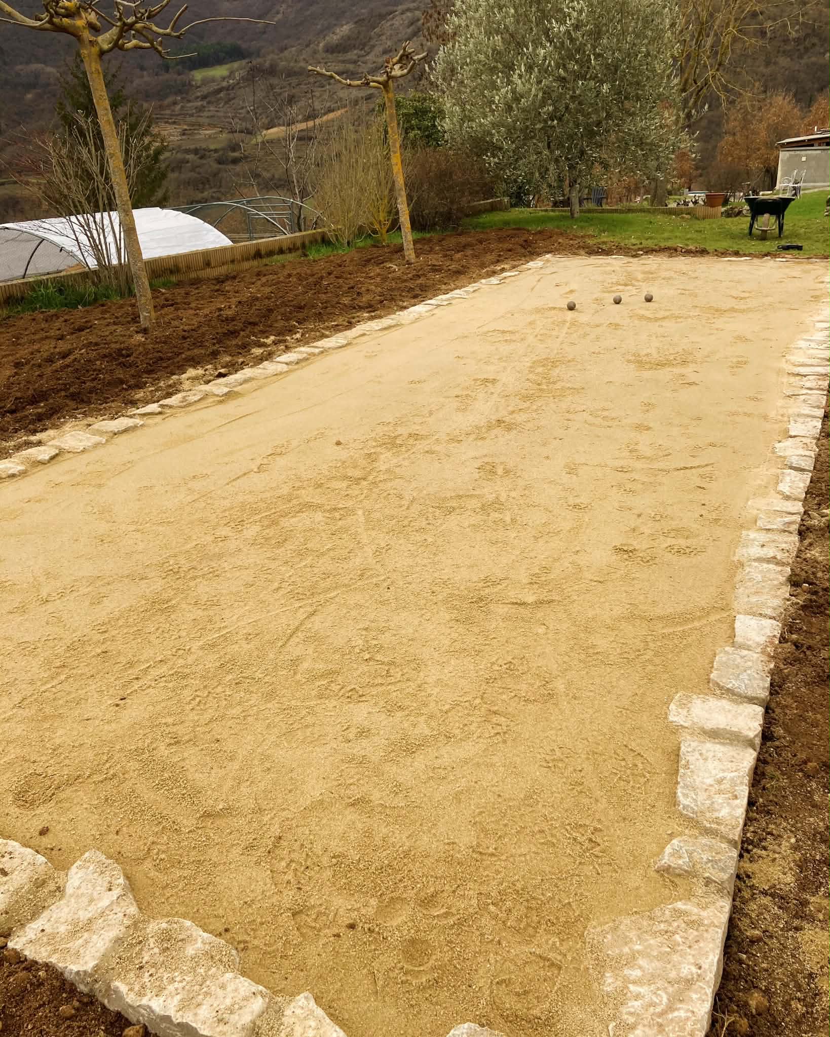 Terrain de pétanque avec bordures pierre